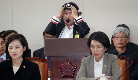 김용임 한유총 전북지부장이 의원 질의에 답변하며 억울함을 호소하고 있다. 변선구 기자